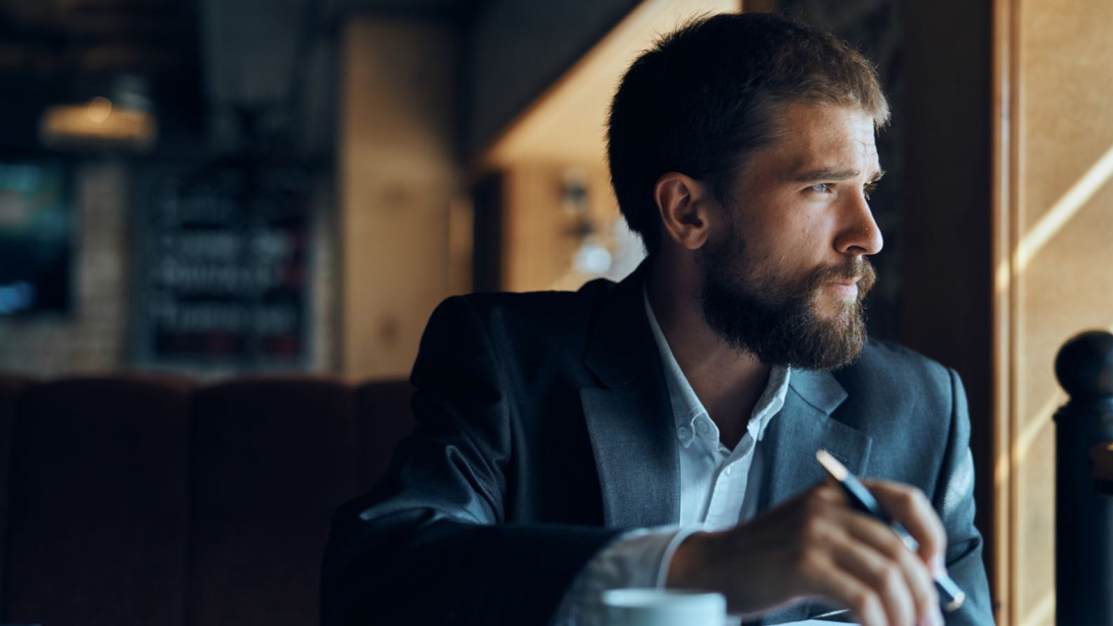 hombre tomando un café